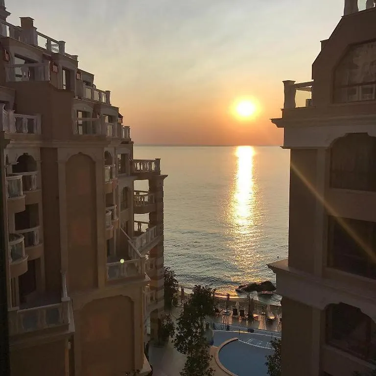 La Mer Spacious Apartment With A Sea View Warna