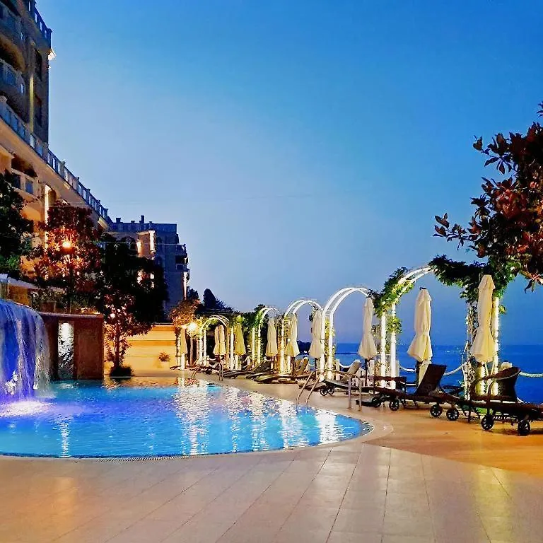 La Mer Spacious Apartment With A Sea View Warna