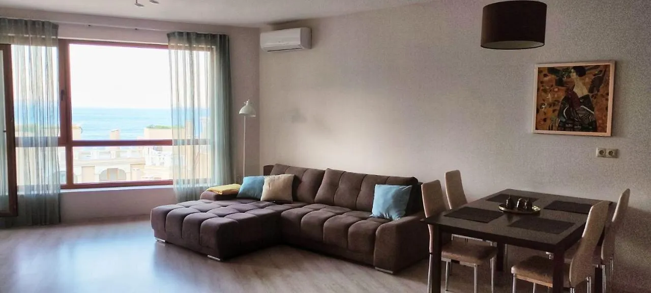 La Mer Spacious Apartment With A Sea View Warna