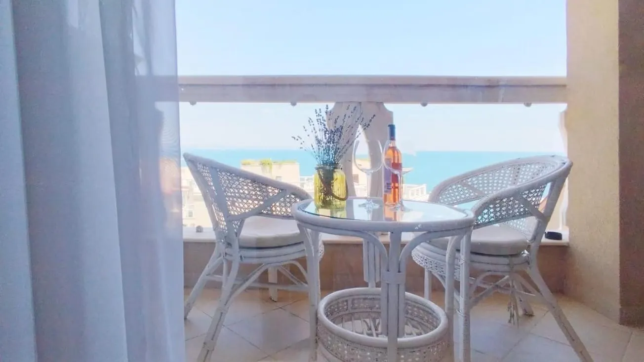 La Mer Spacious Apartment With A Sea View Warna